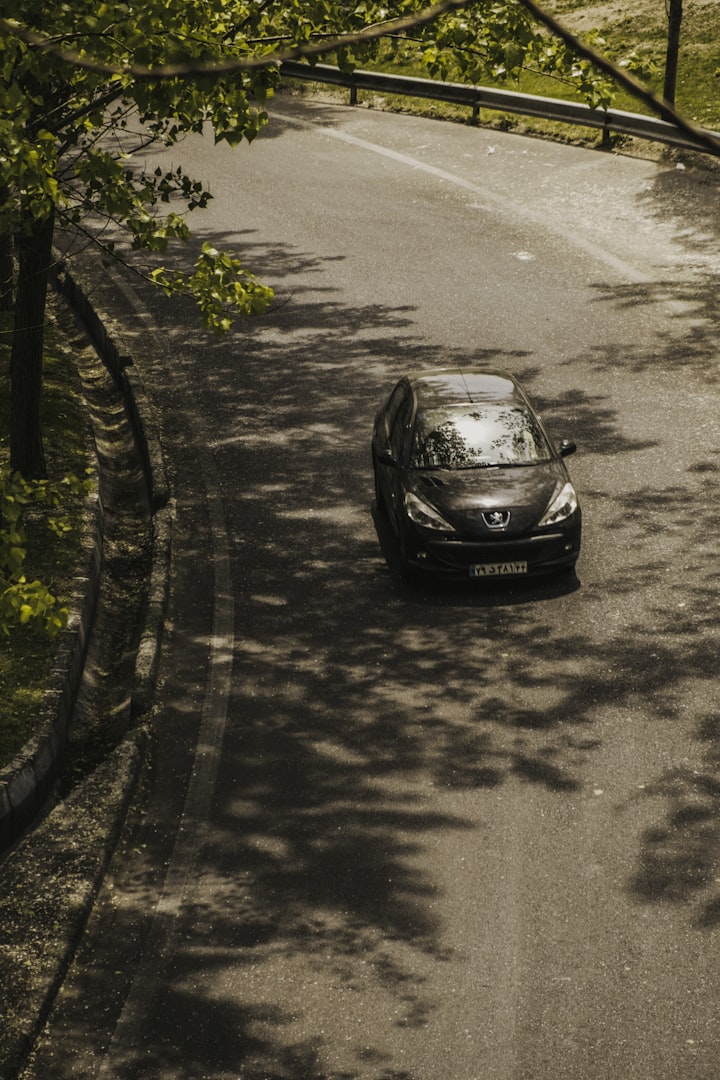 Čierne auto na ceste doručuje balíky